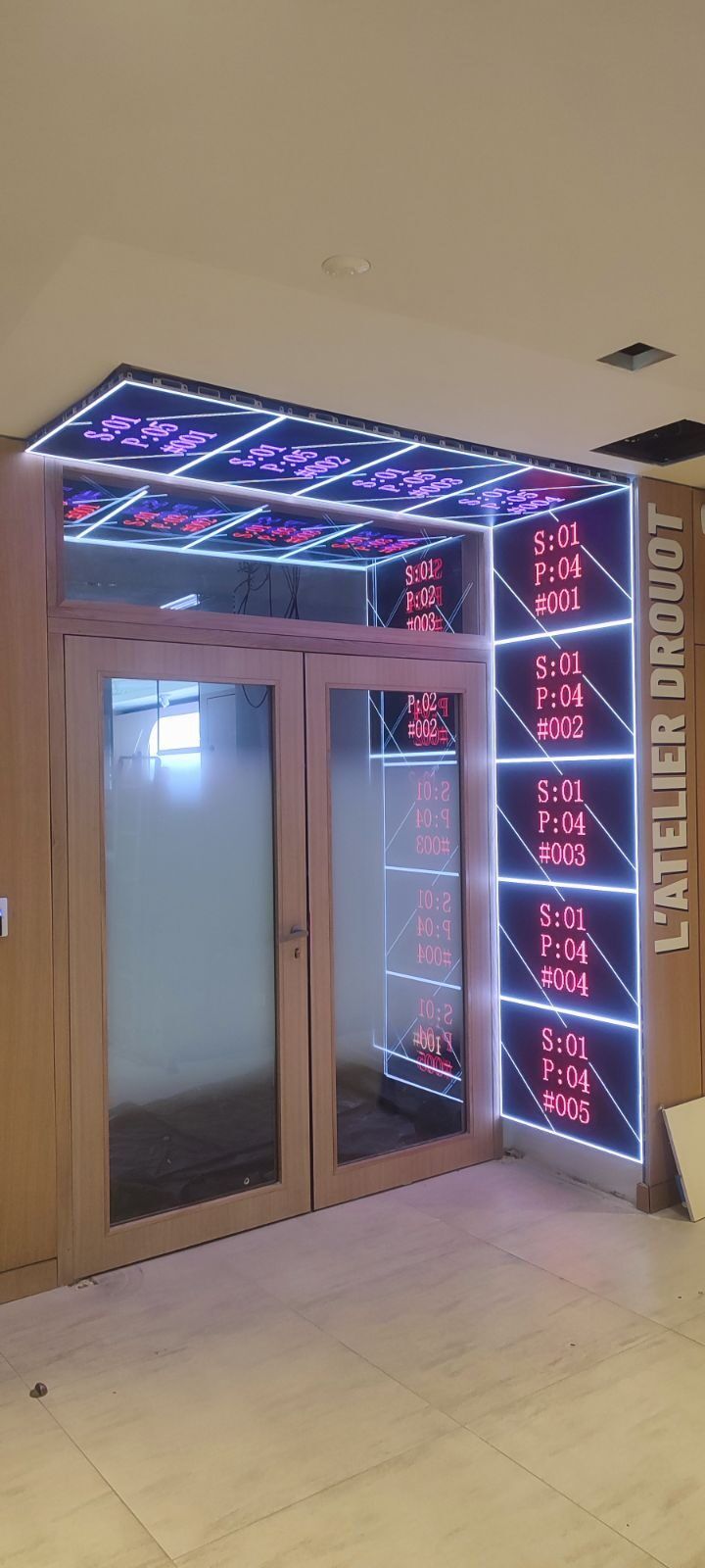 L’Atelier Drouot : l’arche d’écrans LED montée au-dessus de l’entrée, en angle.