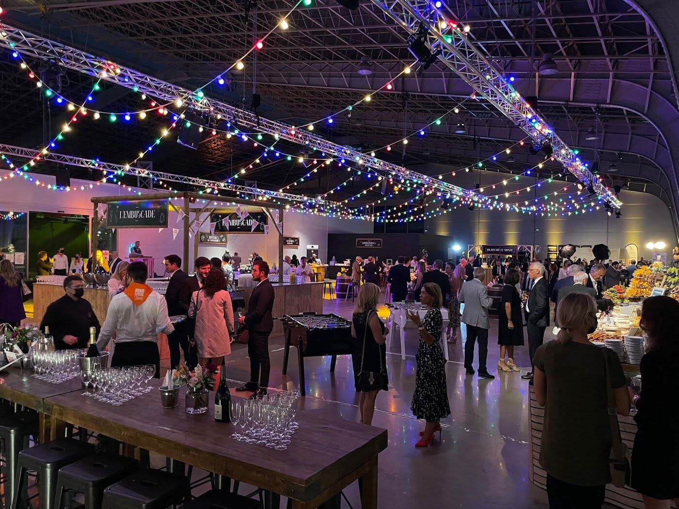 Soirée sous halle : structure suspendue, guirlandes guinguette et éclairage d’ambiance sur toute la surface.
