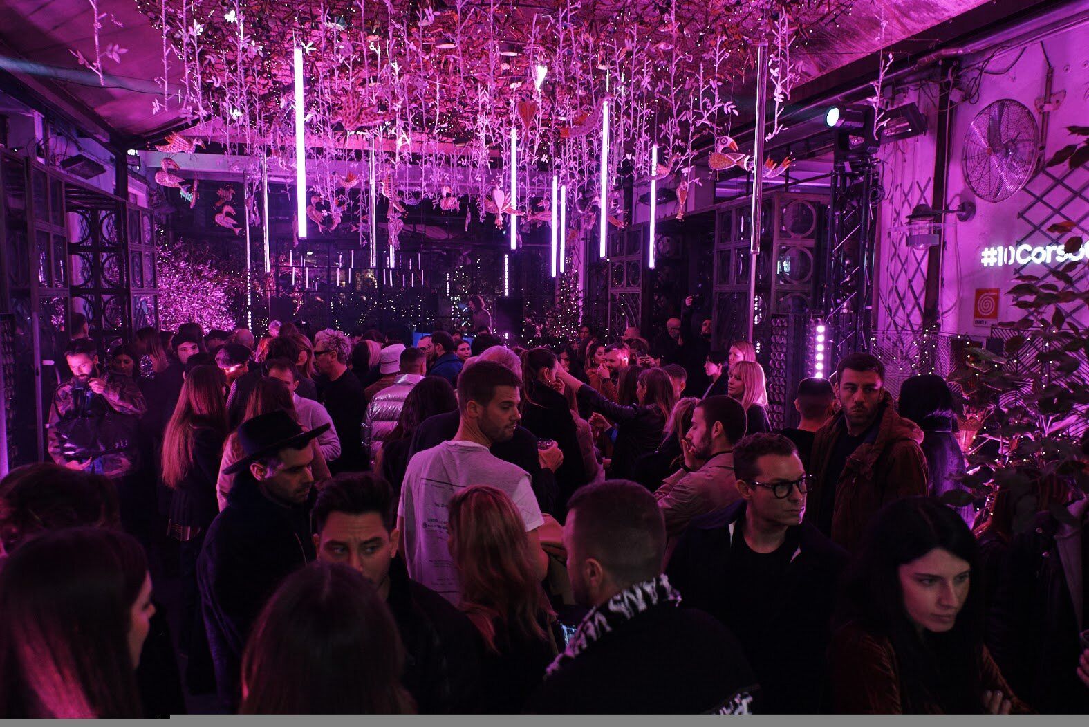 Soirée d’ouverture en intérieur : mise en lumière rose, tubes LED et diffusion répartie dans la salle.