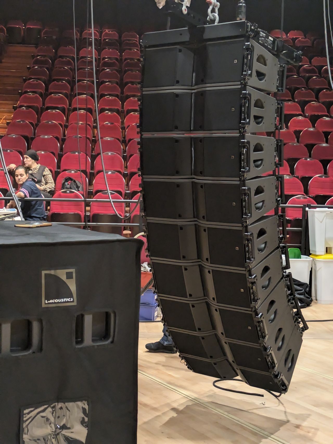 Halle aux Grains de Toulouse : système L-Acoustics Kara déployé face au parterre.