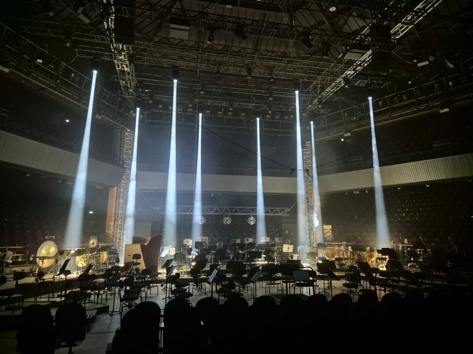 Salle de concert : éclairage de scène et sonorisation installés pour un orchestre.