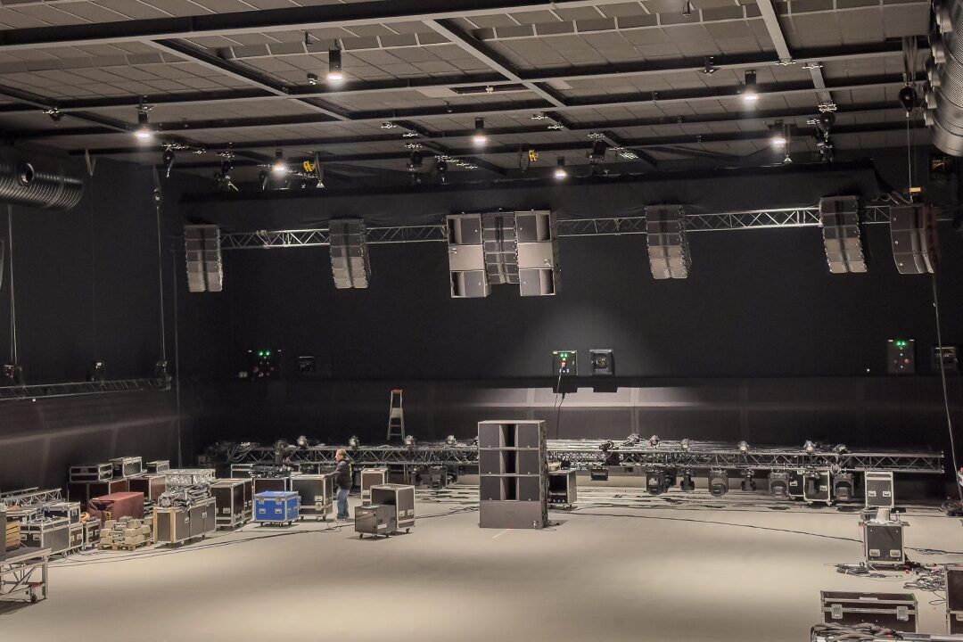 Montage d’un système immersif L-ISA dans une salle événementielle toulousaine.