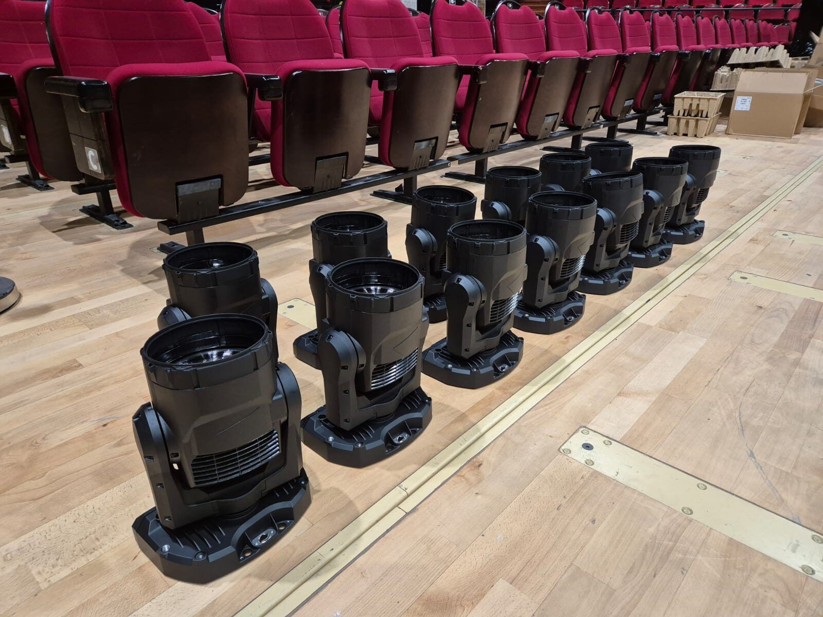 Projecteurs asservis livrés pour l’équipement d’une salle de spectacle.