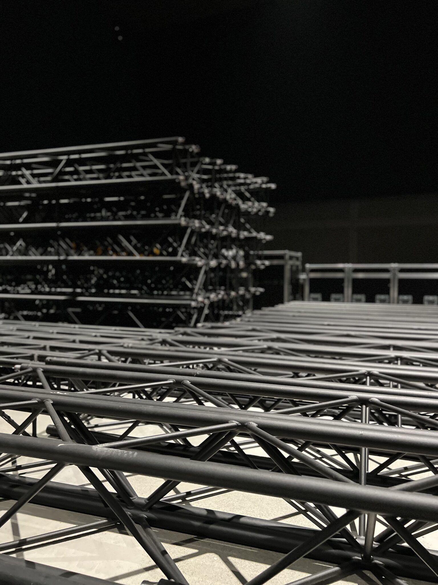 Structure de scène assemblée avant l’habillage du plateau.