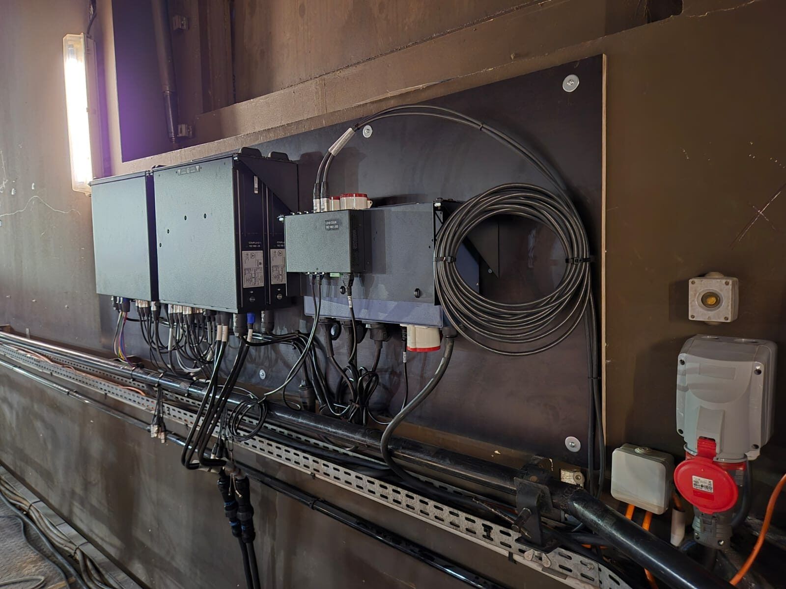 Armoire de puissance : distribution électrique dédiée à la scène.