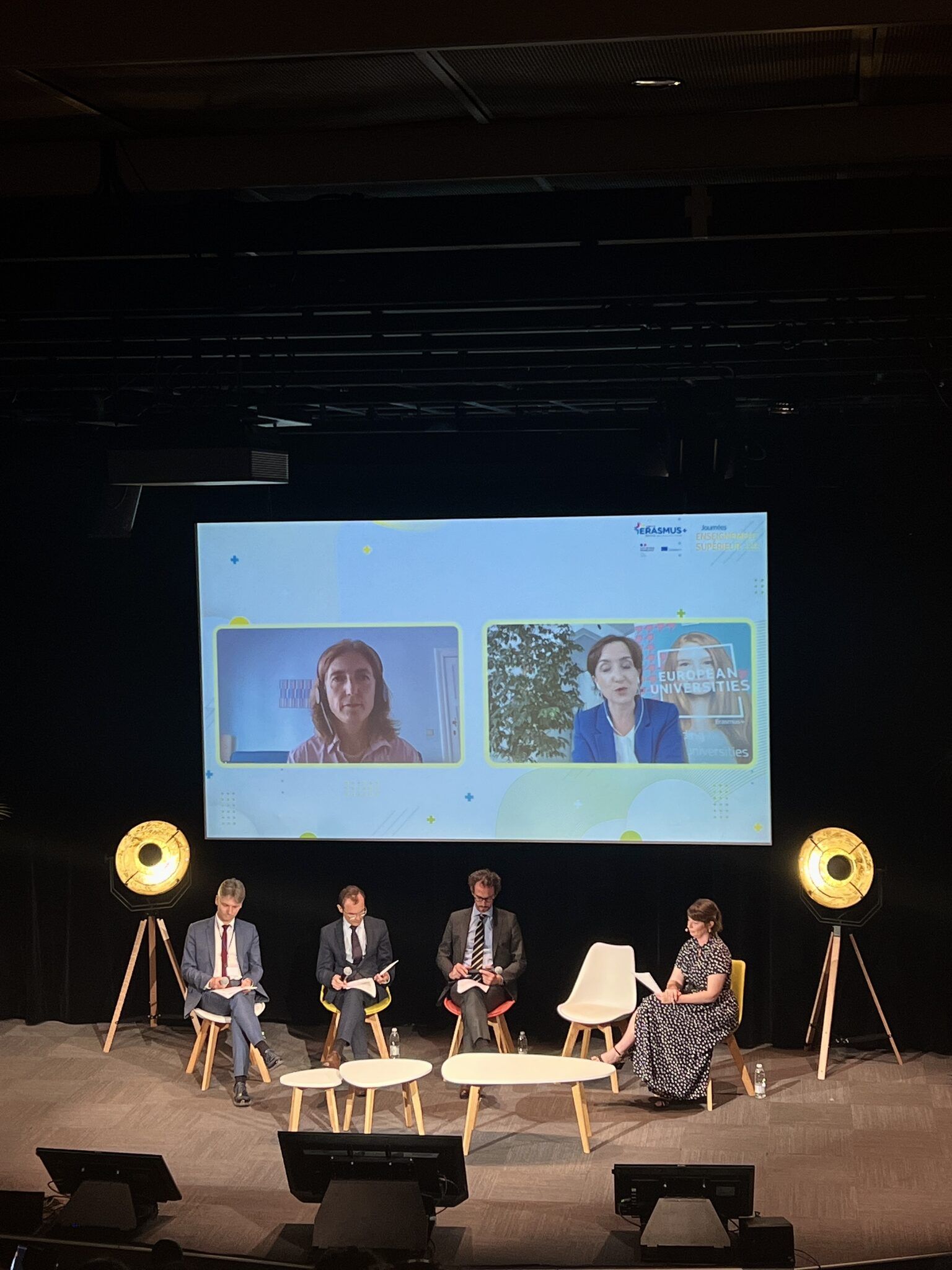Séminaire en lieu de réception : sonorisation et éclairage de la salle.