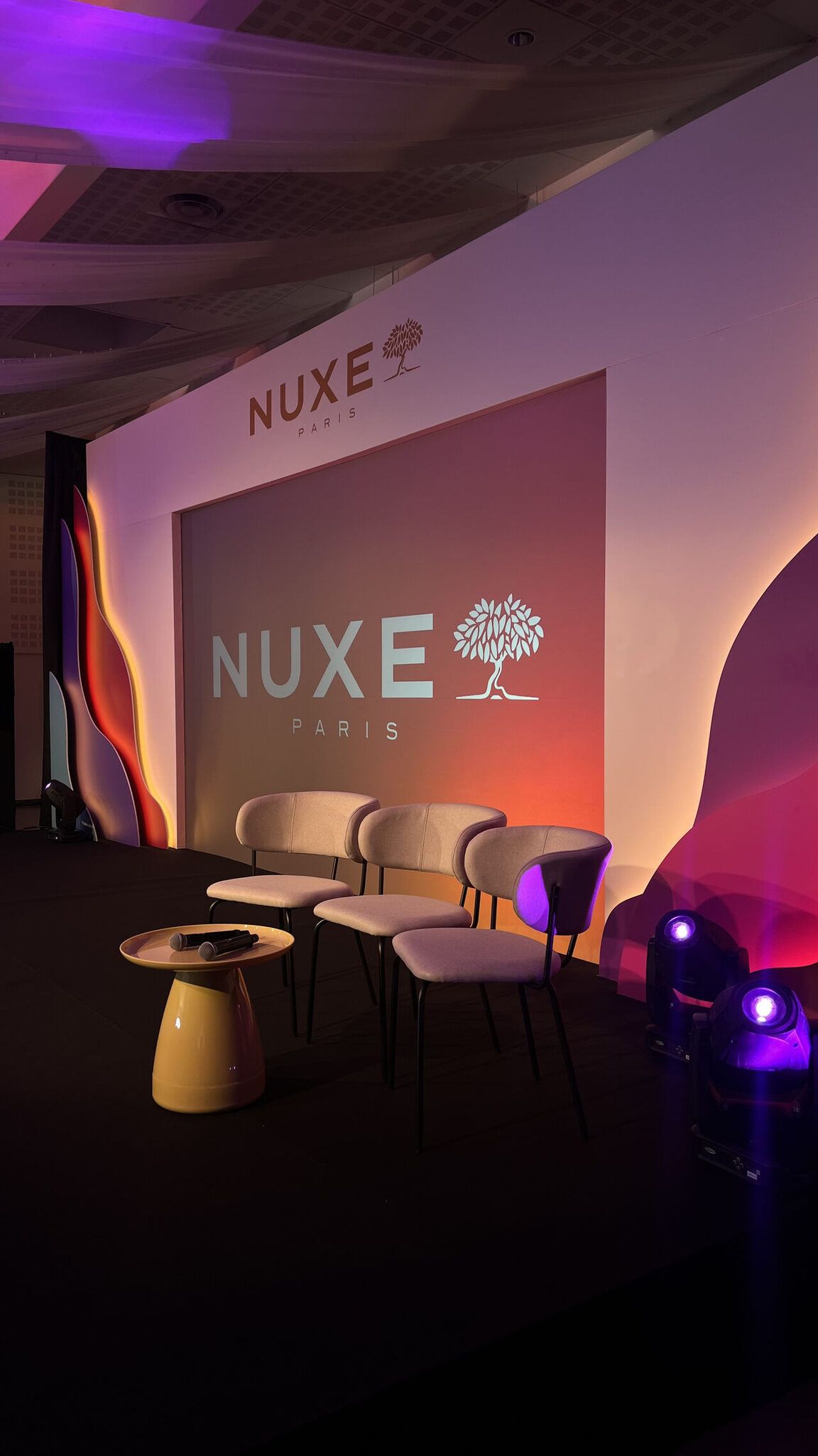 Plénière Nuxe, avec l’agence EVMT : projection et éclairage de scène.