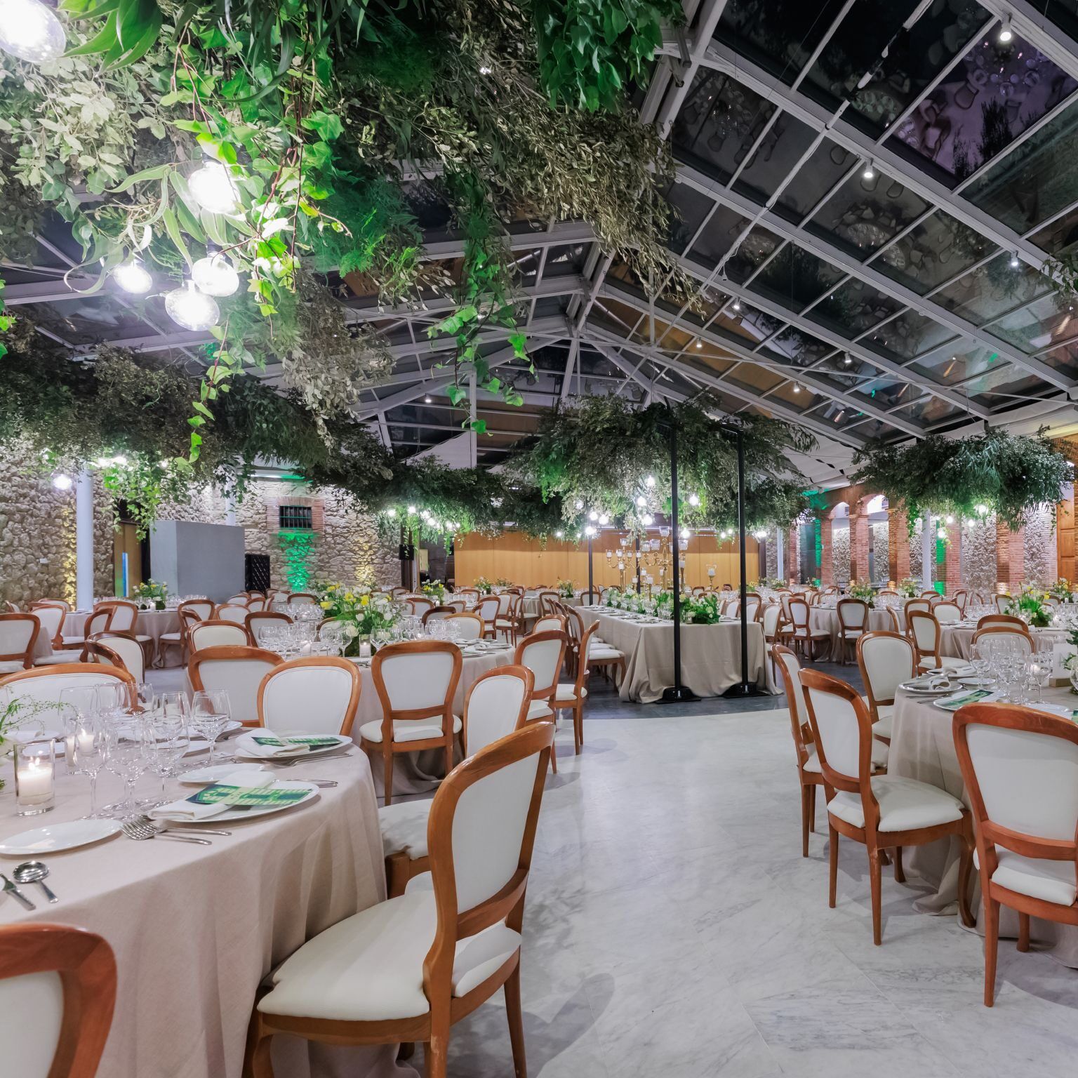 Soirée de gala : éclairage décoratif et diffusion répartie.