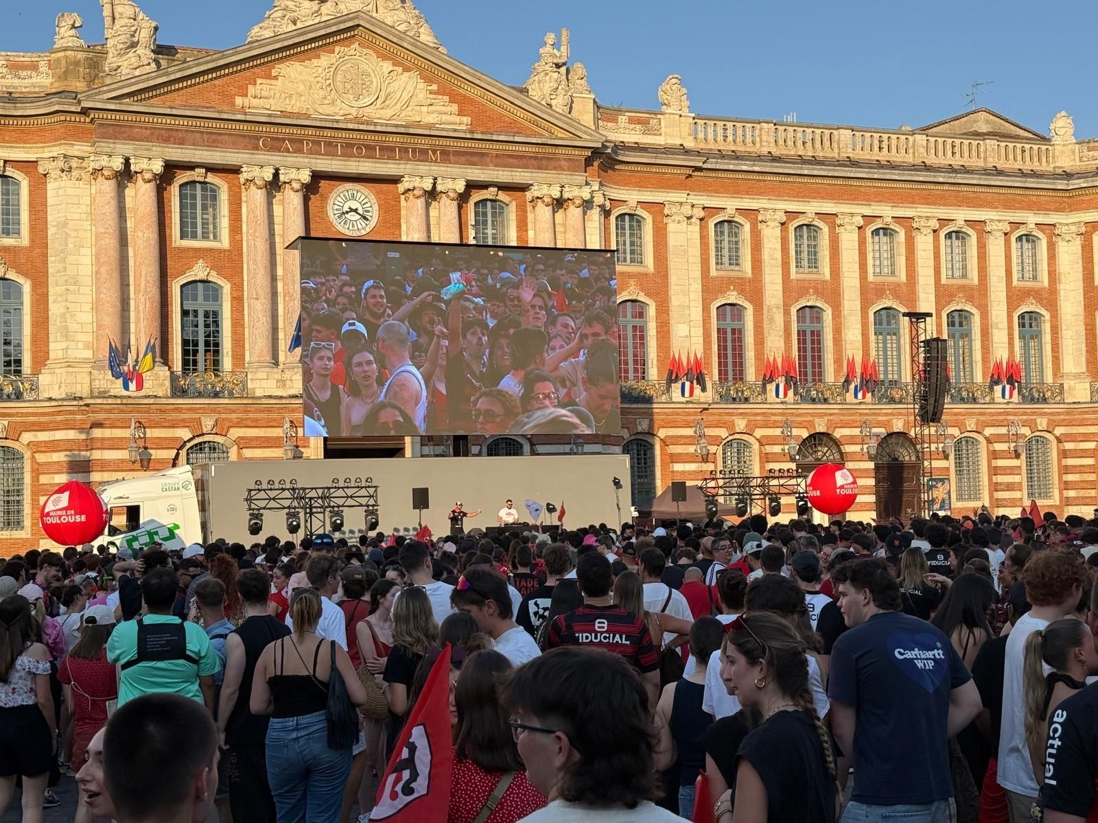 Retransmission finale Top 14 - Evénement grand public - Toulouse, place du Capitole - photo 3 sur 5