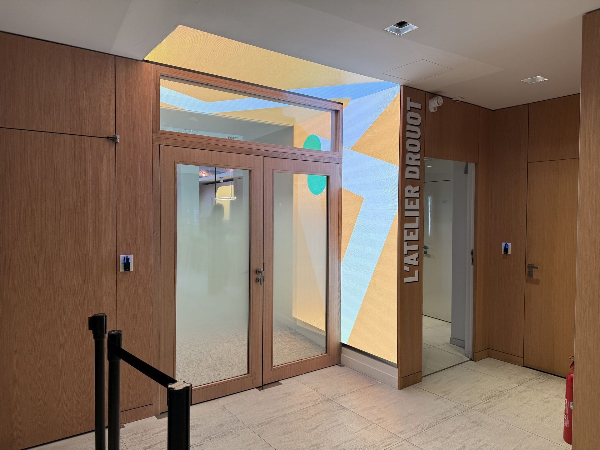 L’Atelier Drouot : habillage LED de l’entrée, qui diffuse en continu l’identité du lieu.