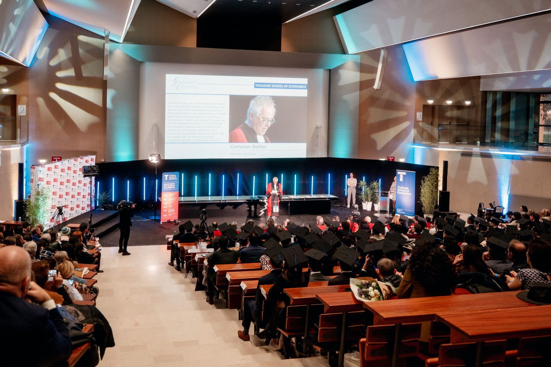 Remise des diplômes de Toulouse School of Economics, en amphithéâtre.