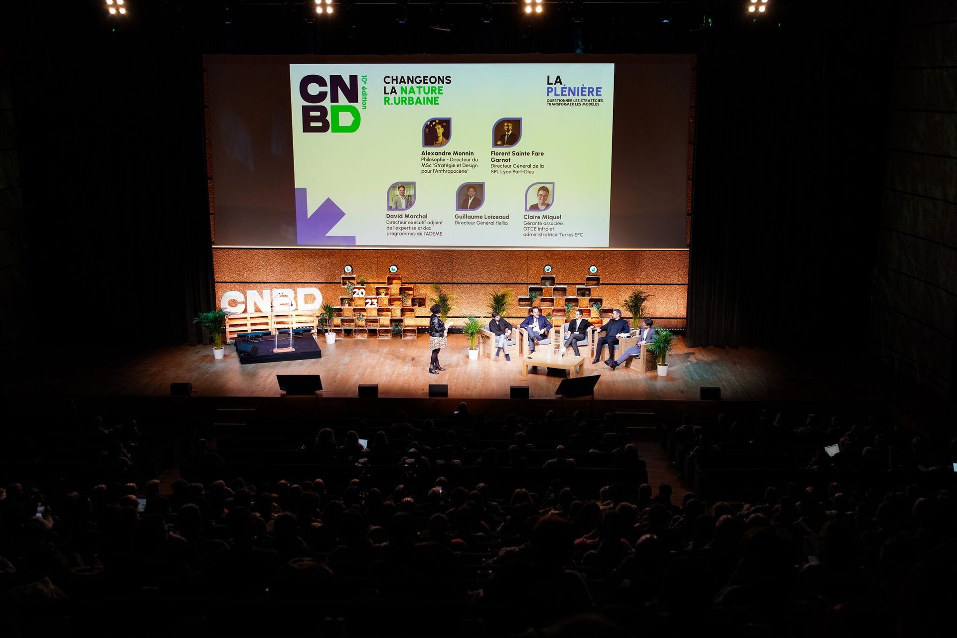 Congrès en salle plénière : grand écran de projection et régie.