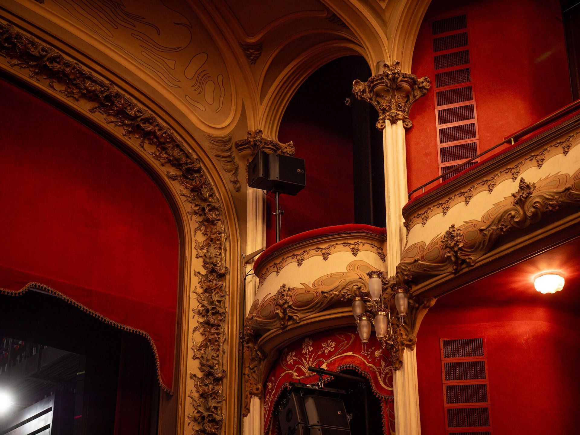 Théâtre de Castres : diffusion intégrée aux balcons de la salle à l’italienne.