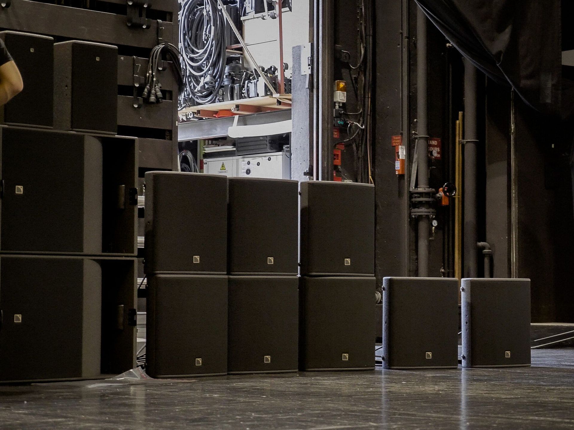 Enceintes L-Acoustics en attente de montage, côté coulisses.
