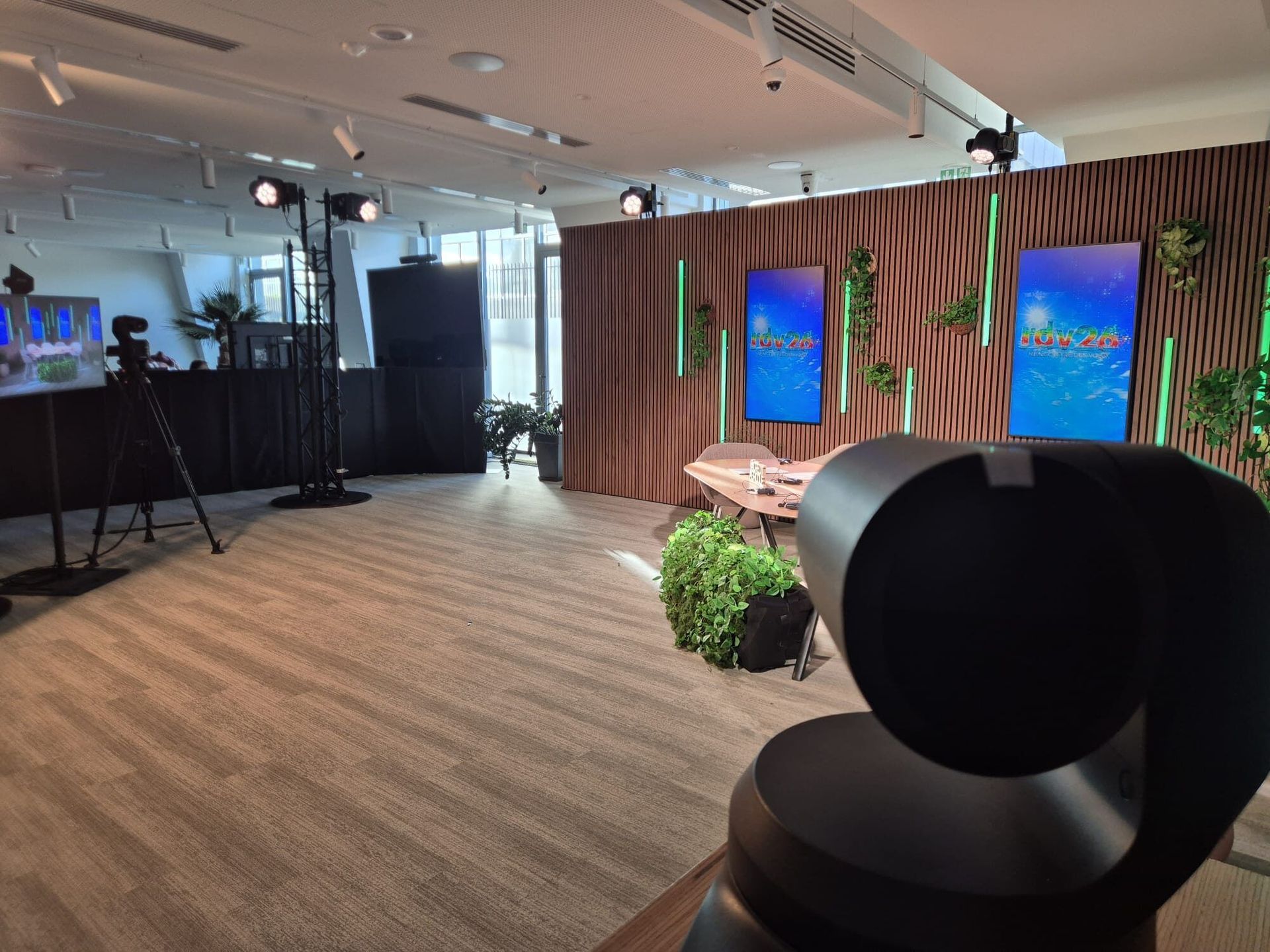 Séminaire : dispositif audiovisuel installé en lieu de réception.